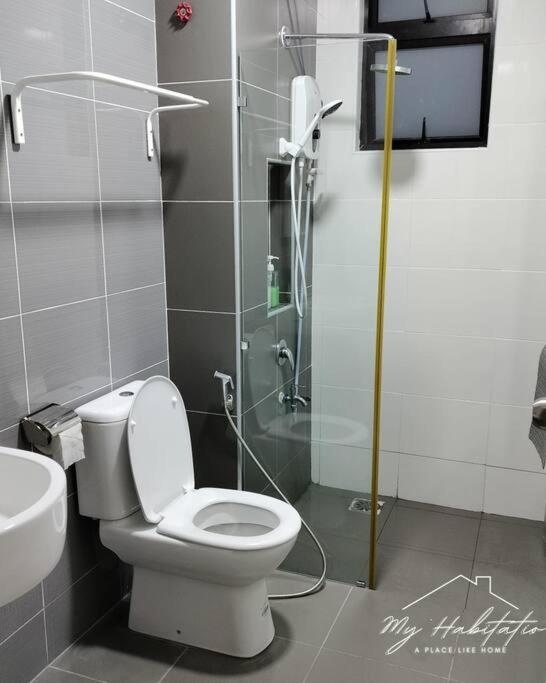 Platino 13 Pax, Mins Away From Paradigm & Legoland Apartment