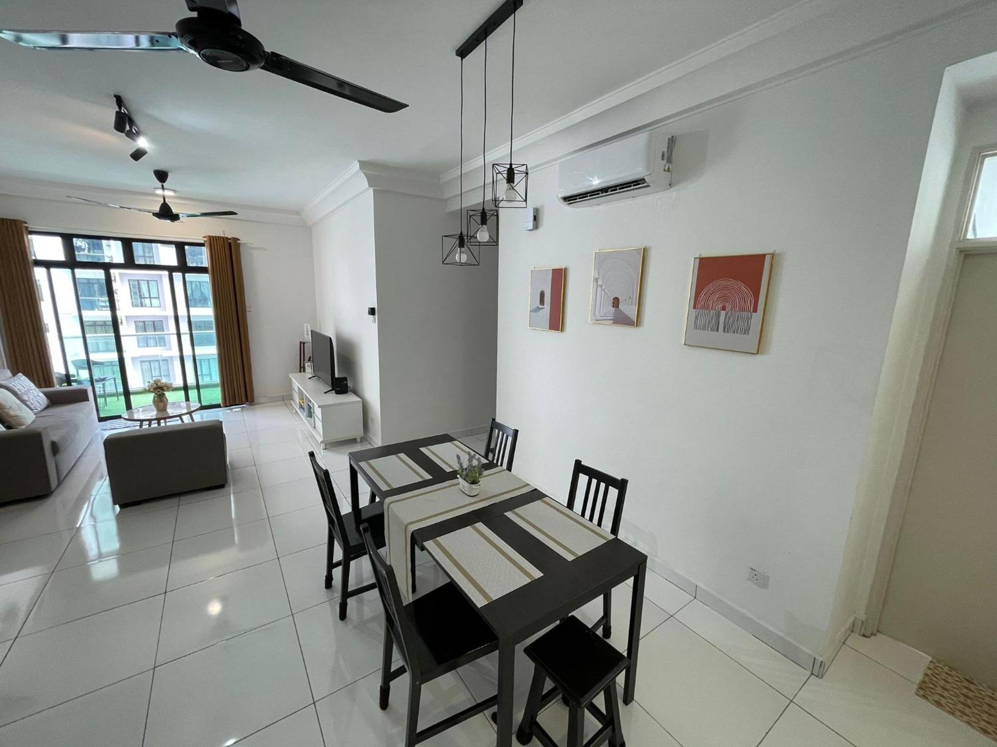 Apartment Platino 13 Pax, Mins Away From Paradigm & Legoland Johor Bahru