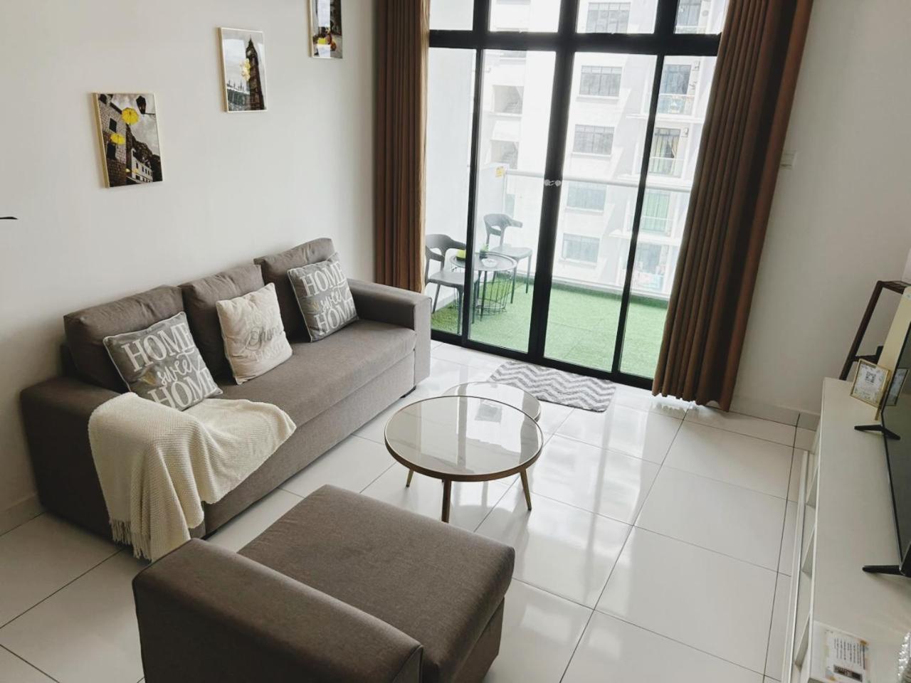 Apartment Platino 13 Pax, Mins Away From Paradigm & Legoland *