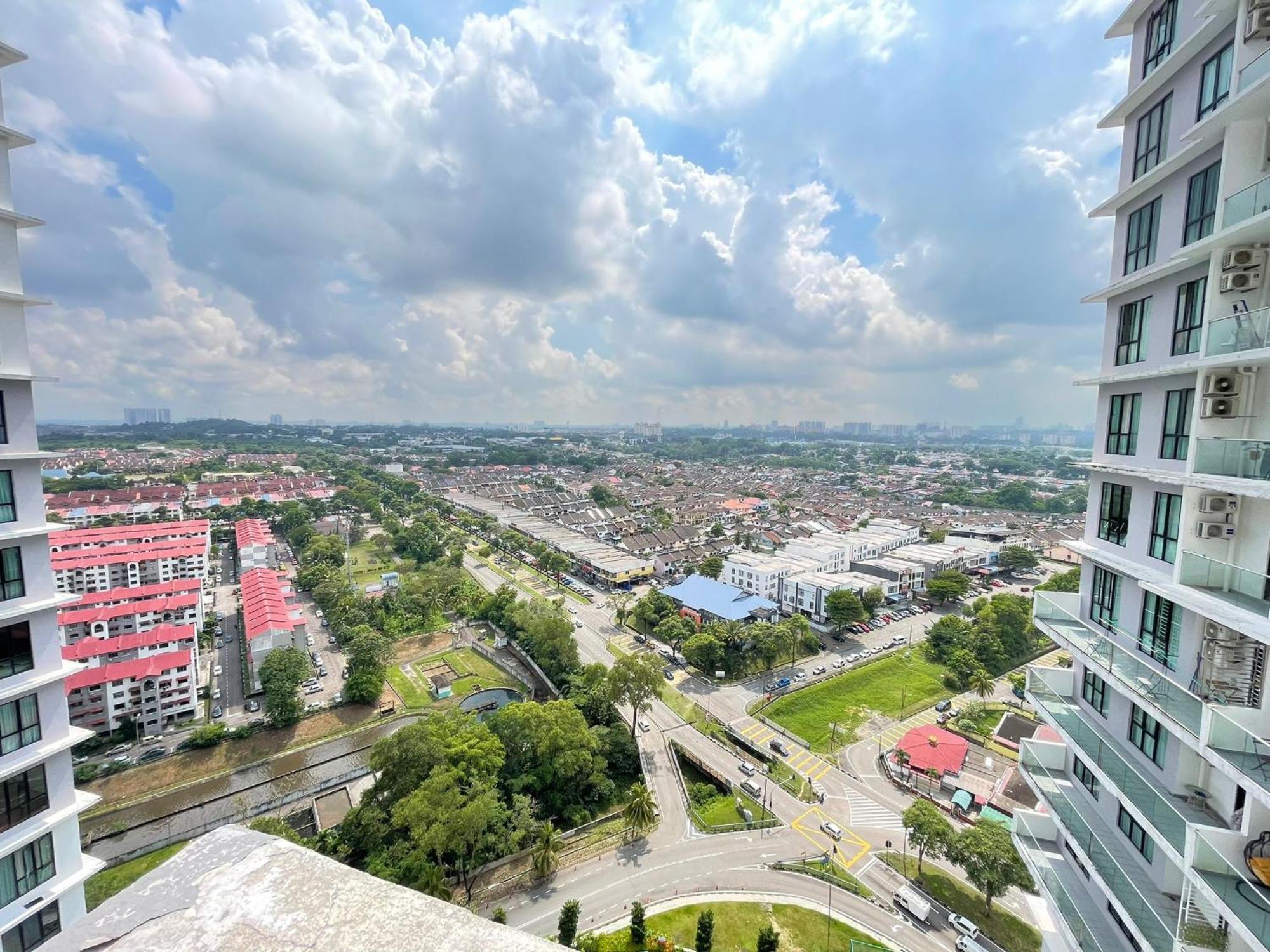 Platino 13 Pax, Mins Away From Paradigm & Legoland Apartment Johor Bahru